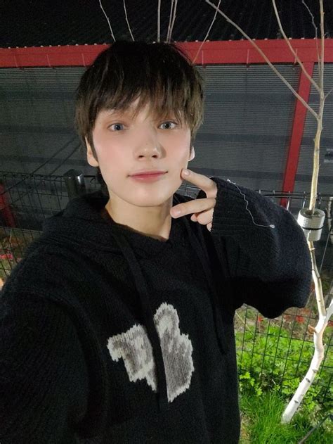 TXT Hueningkai Selfie V Sign Posted On TXT Japan Official