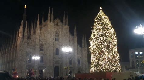 Immagini Milano Laccensione Dellalbero Di Natale In Piazza Duomo