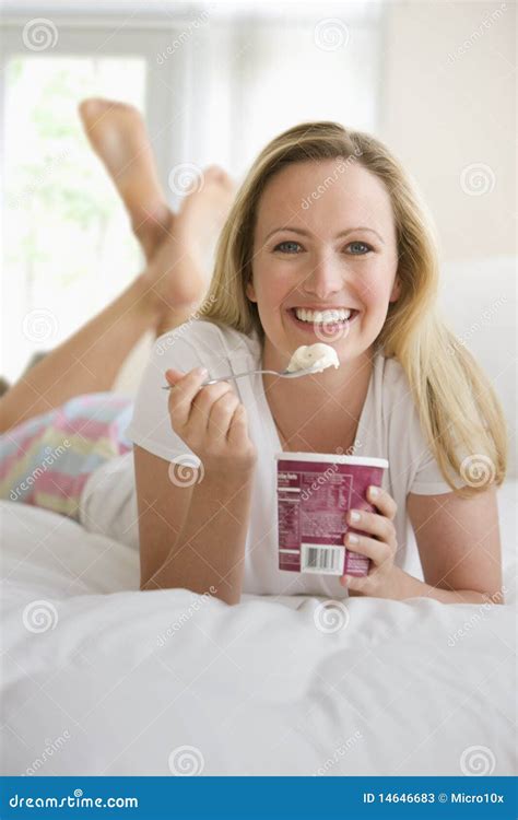 Eating Ice Cream Before Bed Gazemoms