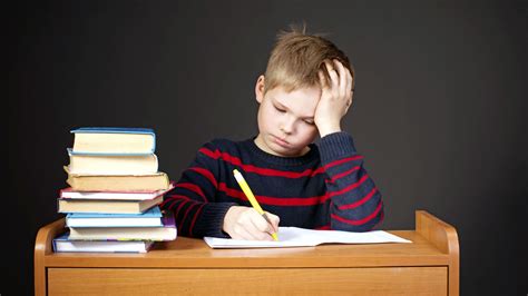 A tu hijo no le gusta hacer la tarea Escucha cómo puedes motivarlo