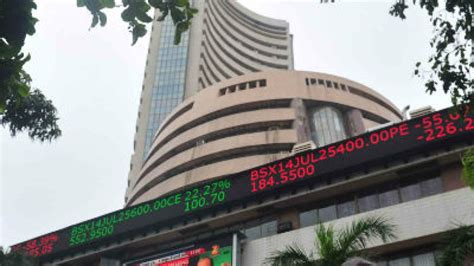 Sensex Plunges Below 28 000 On Global Sell Off