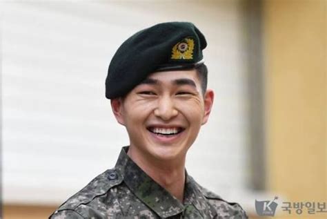 FUCKYEAH LEADER ONEW Shinee Shinee Onew Shinee Taemin