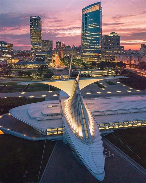 Milwaukee Art Museum is designed By Santiago Calatrava | Photo by ...