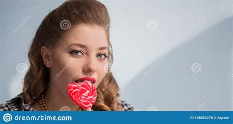 Belle Femme Dans La Broche Vers Le Haut Du Style Photo Stock Image