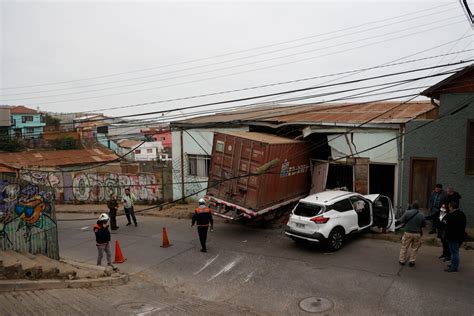 Camión sin frenos se incrustó hasta la mitad en una casa en cerro de