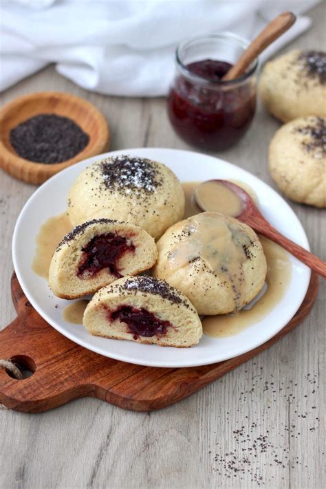 Vegane Germknödel Dampfnudeln mit Pflaumenmus und Vanille Soße