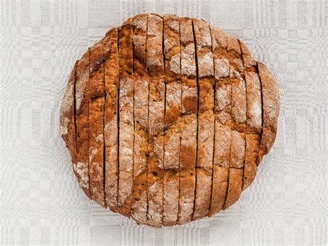 Plak Van Roggebrood Met Een Smakelijke Knapperige Bruine Korst Op Een