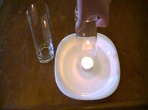 Как затушить свечу стаканом - YouTube