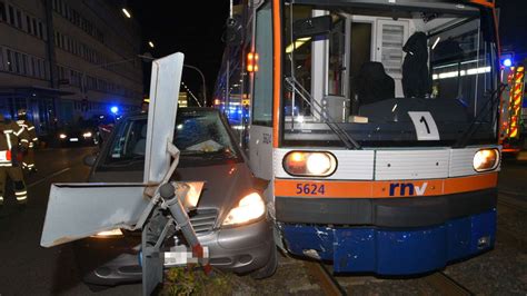 Mannheim Neckarau Fotos Mann stößt mit Straßenbahn zusammen 15 000