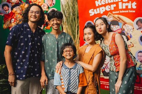 Sinopsis Buku Keluarga Super Irit Yang Dibikin Film Dibintangi