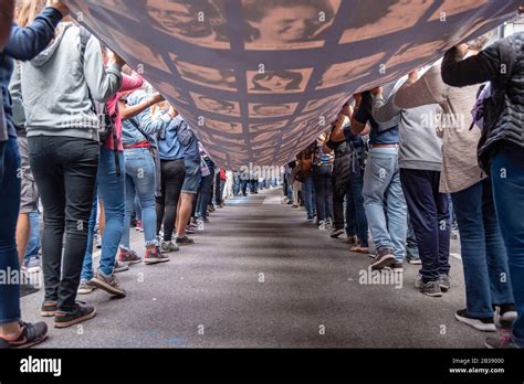 Abajo De La Bandera De Los 30000 Desaparecidos En La Manifestación