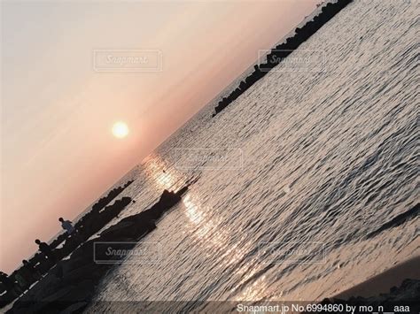 水域に沈みゆく夕陽の写真・画像素材[6994860] Snapmart（スナップマート）