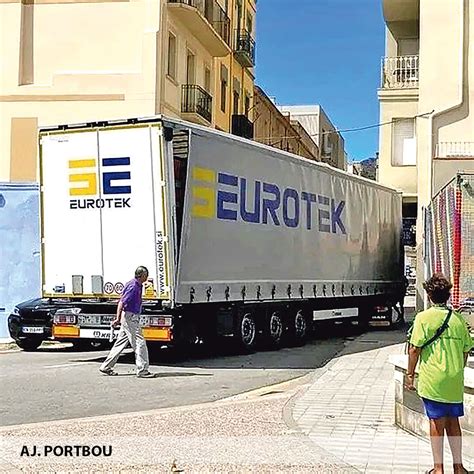 Ajut Per Al Vial Dacc S Dels Camions A Lestaci De Portbou Hora Nova