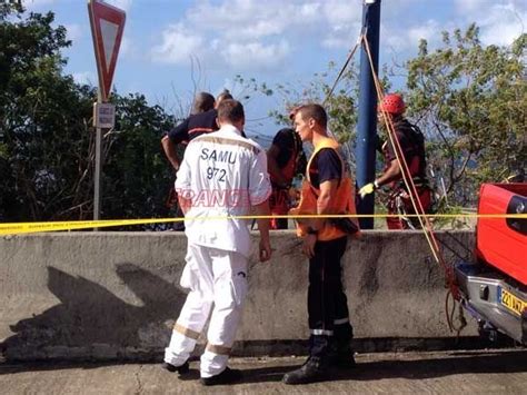 Un Homme Saute D Une Falaise Pour Chapper Un Contr Le