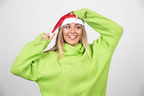 Mujer Sonriente Joven Posando Con Sombrero Rojo De Santa Claus Foto