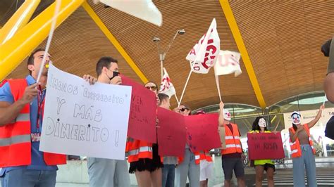 Un Vuelo Cancelado Y Seis Retrasos En Lavacolla Por Las Huelgas En Las