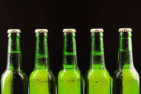 Garrafas De Cerveja Gelada Em P Em Uma Linha Foto Premium