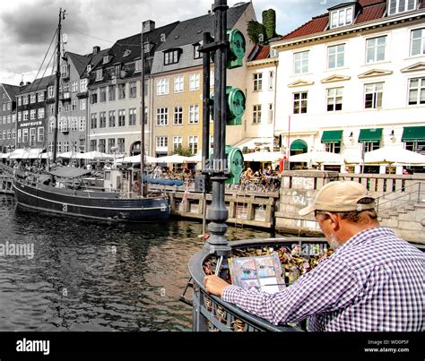 Bunte Boote Und H User Mit Maler Am Nyhavn Kanal In Kopenhagen D Nemark