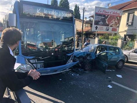 PHOTO Seine Saint Denis Un Violent Accident Entre Un Bus Et Une