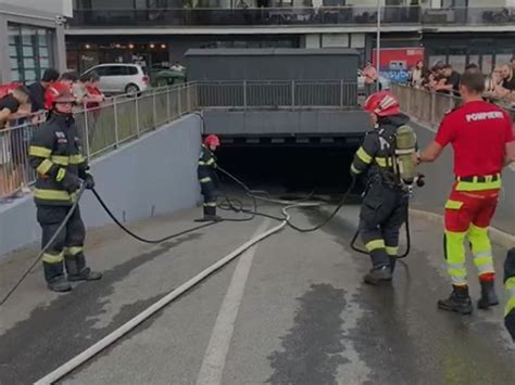 De Persoane Evacuate Dintr Un Bloc De Locuin E Dup Ce Un