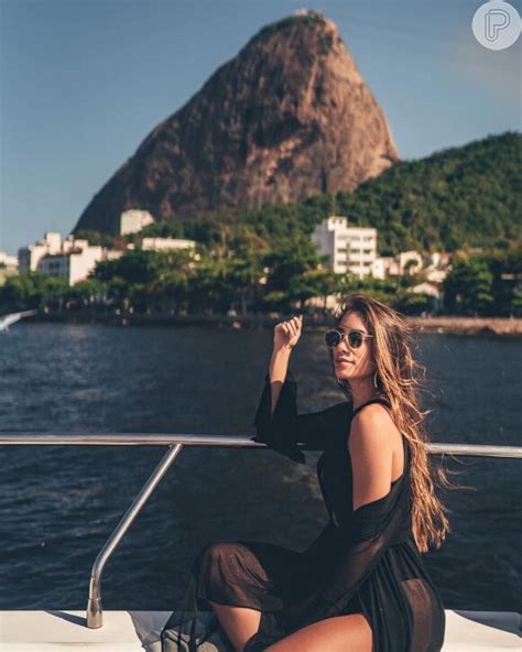 Foto Mulher de Alok Romana Novais combinou biquíni uma camiseta