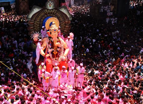 ganesh visarjan  lalbaug cha rajas grand visarjan procession