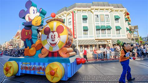 Video Mickeys Soundsational Parade Returns With New Floats