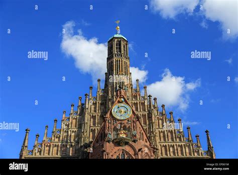 Iglesia de Nuestra Señora Frauenkirche cielo azul con nubes en