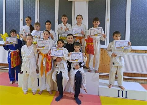 Moș Crăciun a venit cu medalii și cadouri pentru micii judoka din Adjud