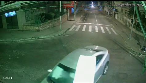 Carro Perde O Controle No Final Da Avenida Bias Fortes No Centro