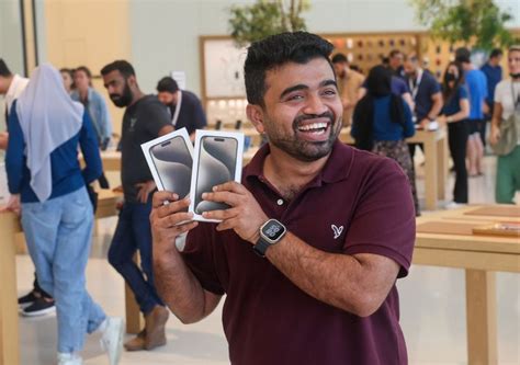 Photos: First day of iPhone 15 sales in UAE | Business-photos – Gulf News