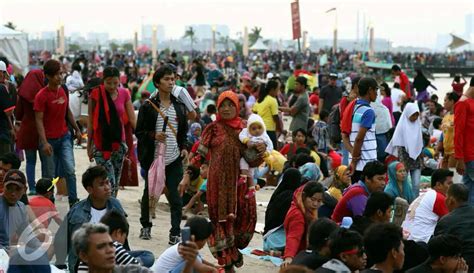 Ribuan Warga Padati Pantai Ancol Jelang Pergantian Tahun Foto