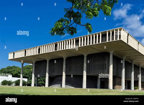 Hawaii State Capitol Building in Honolulu, Hawaii Stock Photo - Alamy