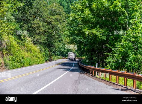 Big Rig día blanco semi cabina camión con alerón de techo transportar