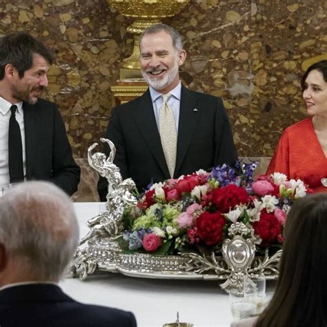 Ernest Urtasun Felipe VI e Isabel Díaz Ayuso bromeando en el almuerzo