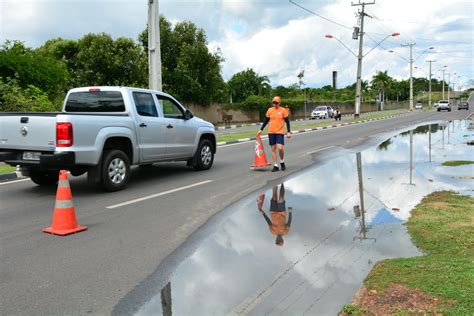 Cheia do Rio Branco provoca interdição de trecho da avenida Getúlio