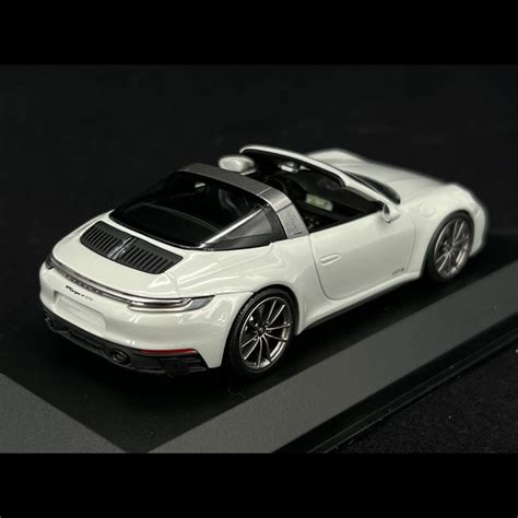 Porsche 911 Targa 4 GTS Type 992 2022 Kreidegrau 1 43 Minichamps 410061061