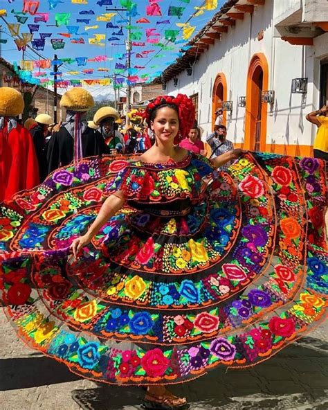 Mujer del Estado de Chiapas con ropa típica Chiapa de Corzo y desfile