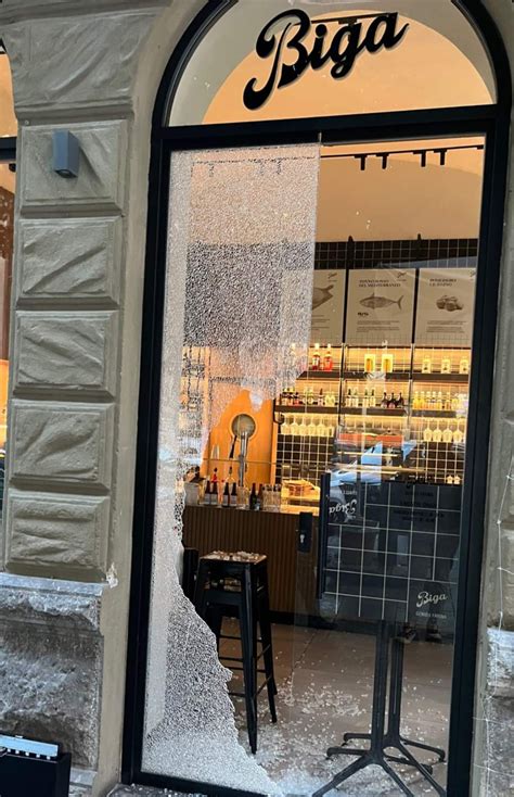 Palermo Spaccata La Vetrina Della Pizzeria Biga Di Via Amari Video