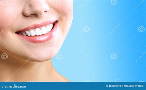 Dente Saud Vel E Perfeito Sorriso De Uma Jovem Branqueamento De Dentes