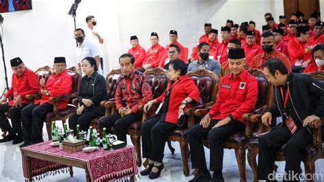 Jokowi Megawati Dan Ganjar Kompak Salam Metal Di Rakernas Pdip Foto 2