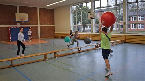 Kleine Spiele mit dem großen Ball Ideen zum Aufwärmen mit dem Pezziball