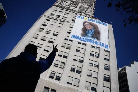 Desplegaron Una Bandera En Apoyo A Cristina Kirchner Junto A La Figura De Evita En El Ministerio