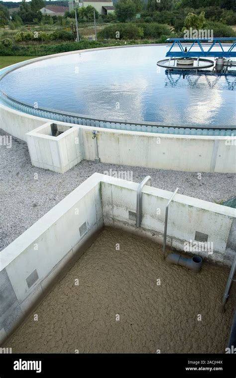 Las obras de tratamiento de aguas Vista del tanque de sedimentación