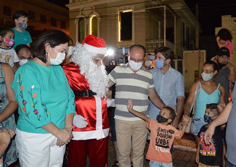 Chegada Do Papai Noel Atrai Centenas De Moradores E Marca Abertura Do