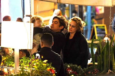 Riccardo Scamarcio A Napoli Con Angharad Wood E La Figlia Emily