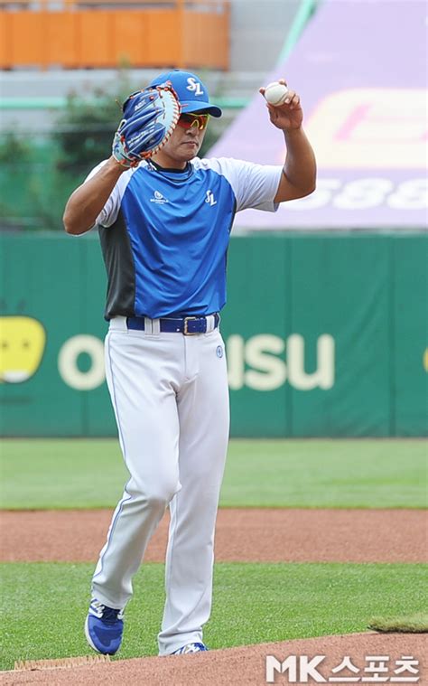 이승엽 `오늘은 내가 던져볼까` Mk포토