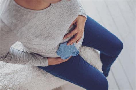 Femme Enceinte Posant Avec Le Ruban Bleu Sur Le Ventre Photo Stock Image Du Sain Maternel