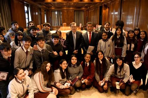 El gobernador Zamora recibió la visita de alumnos de Frías ACTIVIDAD