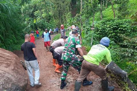 Usai Longsor Di Jogorogo Anggota TNI Polri Bersama Masyarakat Gelar